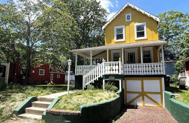 Charming 2-BRM Cottage in Tranquil Island Heights - Steps from the River