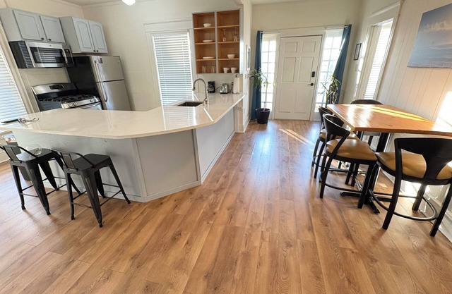 Charming 2-BRoom home in the heart of Memphis. Surrounded by shops restaurants.