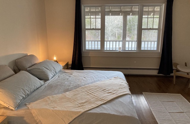 Charming 2-bedroom Cape Cod style Inn in Musquodoboit Harbour with WiFi, AC