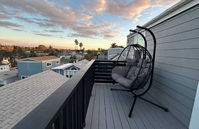 Charming 2-story cottage - Private Deck AND Balcony with view