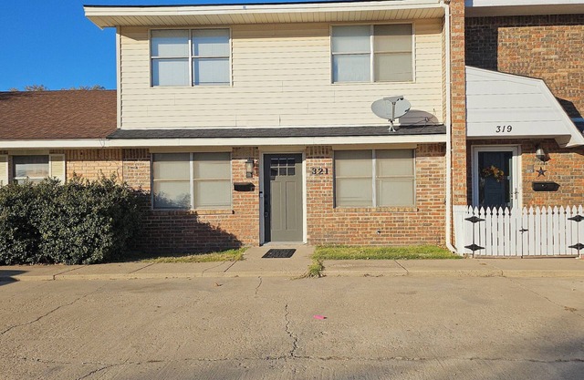 Charming 2-Story Townhouse Retreat – Perfect for Your Next Getaway!