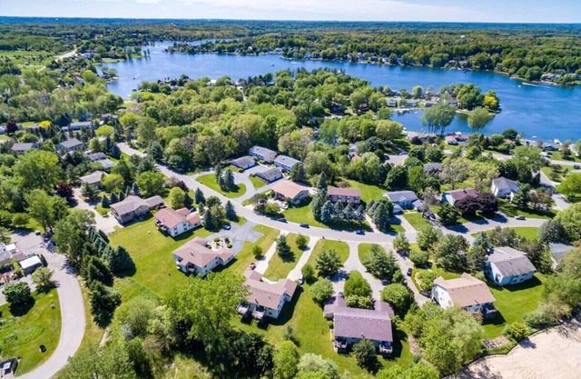 Charming 2-unit retreat in Rockford