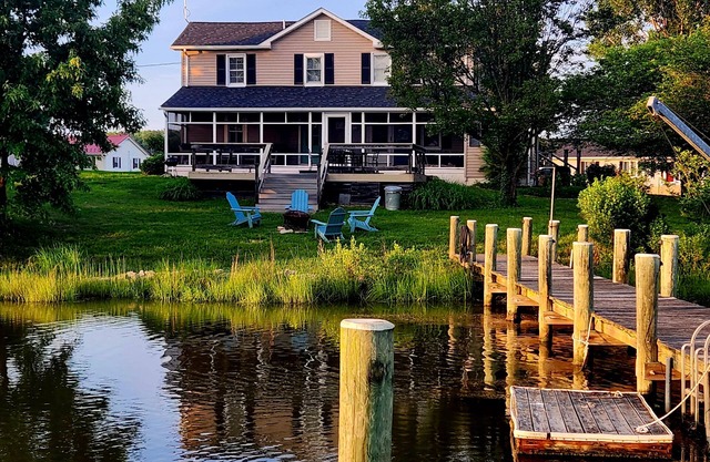 Charming 200-year-old Waterfront Farmhouse 1.5 Hours from DC