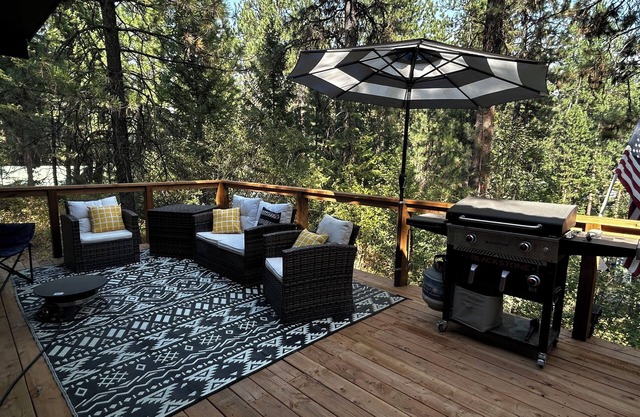 Charming 2B-1B quiet mountain retreat just an hour from Boise.