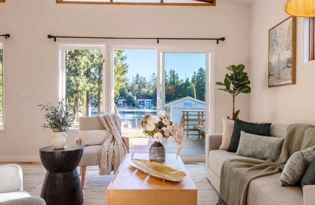 Charming 2b2b with Lakefront View at Shady Lake