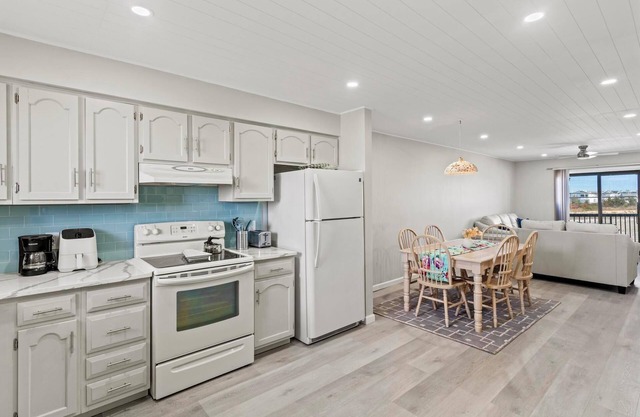 Charming 2bedroom ocean view beach front condo in Seaside Hts w pool, AC, WiFi