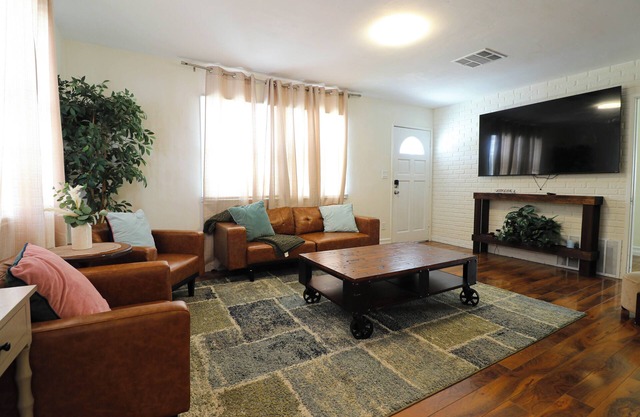 Charming 2bedroom house in welcome Westminster. Few mile to Beach and Disneyland