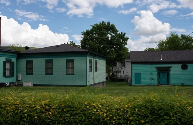 Charming 2BR/1BA getaway steps from Keuka Lake, wine trail & Village Square