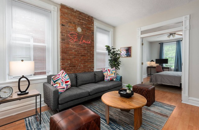 Charming 2BR + 1BA Gem in Tower Grove Park beautiful location w/ high speed WiFi