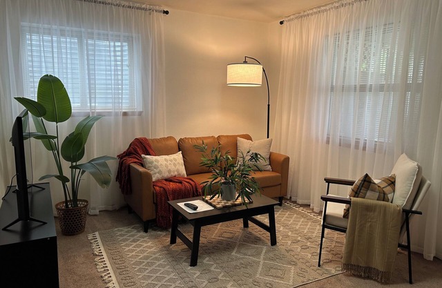 Charming 2BR/1BA, W/D, kitchen, patio, 20 min to WSU