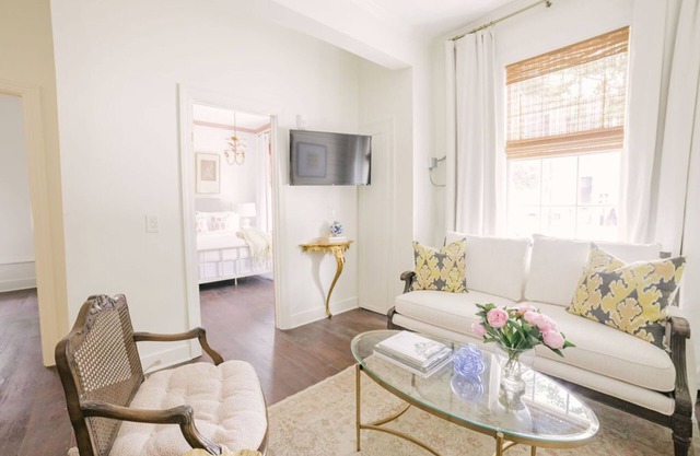Charming 2BR/2BA Apartment 1 Block to King St. Guesthouse Charleston East 42 A