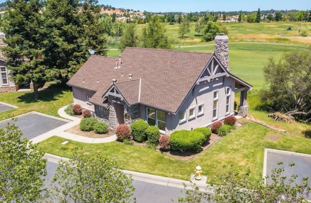 Charming 2BR/2BA Golf Bungalow with AC, WiFi, Restaurant, Community Pool/Gym