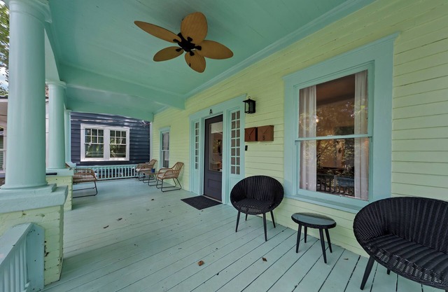 Charming 2BR/2BA lower-level unit in a classic Inman Park duplex. Features full kitchen, cozy living area with fireplace, Southern-style front porch, clawfoot tub, in-unit laundry, and dedicated parking. Walkable to dining and MARTA.