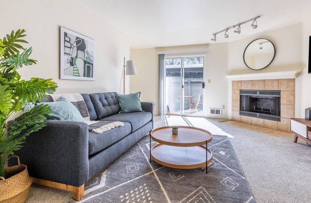 Charming 2BR Apartment in Lake Oswego + Pets OK
