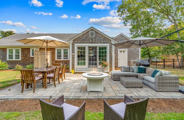 "Charming 2BR Cape Getaway with Spacious Private Backyard" Fire Pit in a Quiet Neighborhood