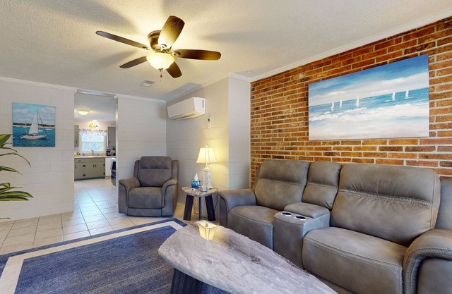 Charming 2BR Duplex with high speed internet and close to local attractions