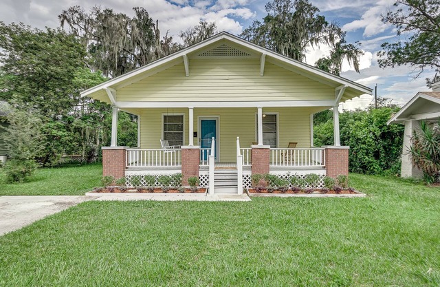 Cute 2BR Historic Bungalow located downtown