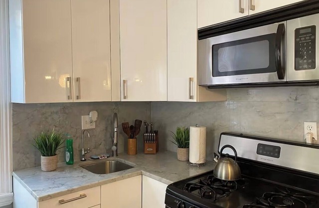 Charming 2BR house w AC, WiFi just 5 MIN from LGA and 17 MIN to JKF