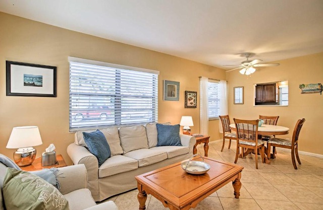 Charming 2BR Lake Worth Condo Steps from the Water