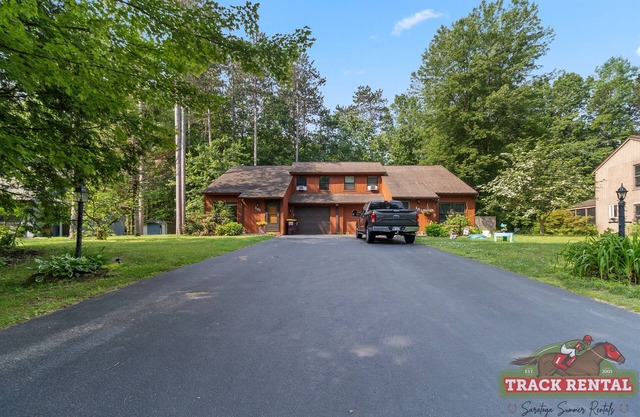 Charming 2BR Townhome – Minutes to Saratoga & Nature