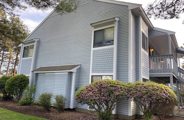 Charming 2nd floor 2-bedroom condo with AC WiFi in tranquil Brewster.