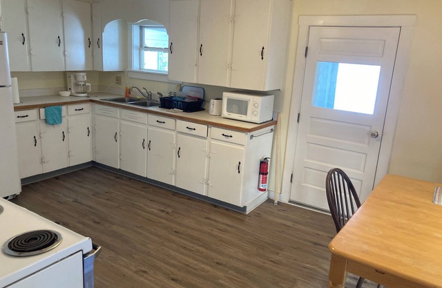 Charming 2nd floor lakeside townhome in brilliant Newport with WiFi. New listing