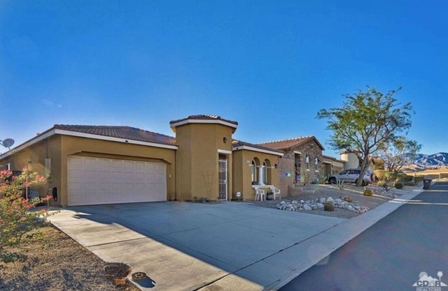 Charming 3-bedrm house 2 1/2 bath 2 car garage in Desert gated community.
