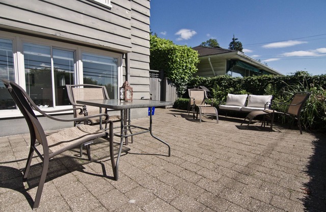 Charming 3 bdrm suite by Ambelside Park/Beach!