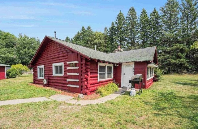 Charming 3-bdrm cabin with office fitness room in Boyne City 2 mi from Boyne mtn