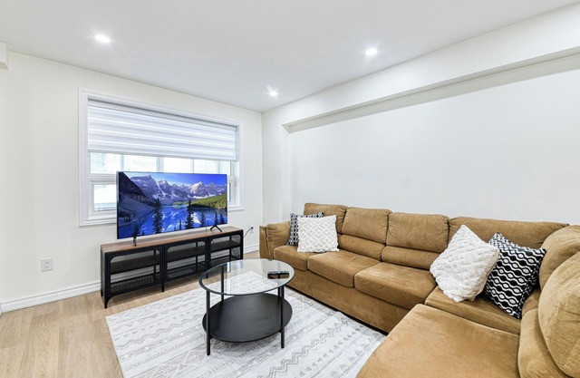 Charming 3 bed 2.5 bath House. 10 mins to beach and 15 mins to downtown Toronto