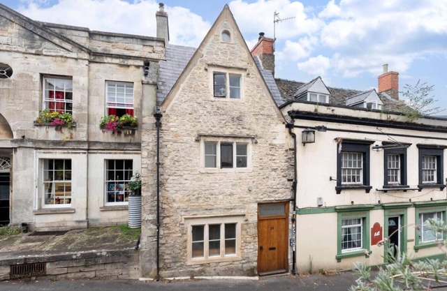 Charming 3-Bed Cottage in Central Stroud