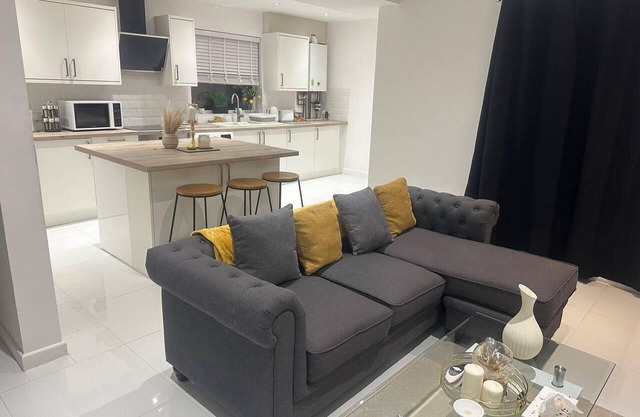 Charming 3-bed Home Minutes From City Centre