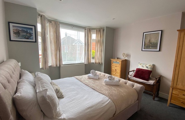 Charming 3 bed house and garden, pet friendly