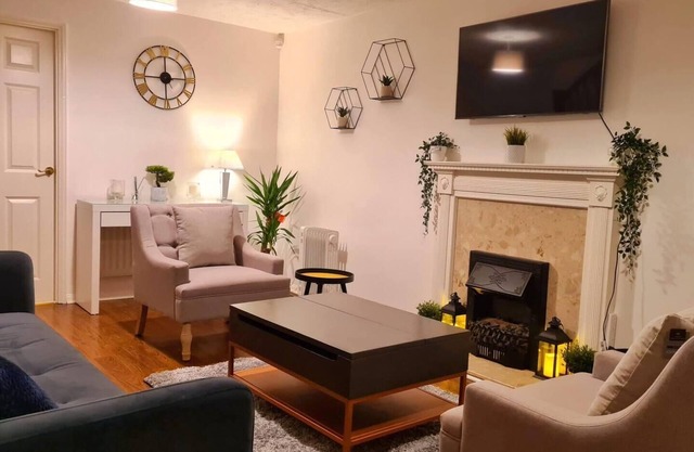 Charming 3-Bed House in London with Jacuzzi