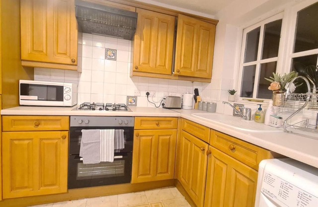 Charming 3-bed House in London With Jacuzzi