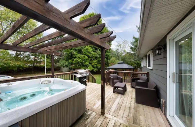 Charming 3-Bed House with HotTub