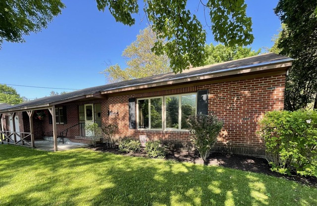 Charming 3 bed in the HEART of the BERKSHIRES! Walk to town! Ski retreat!