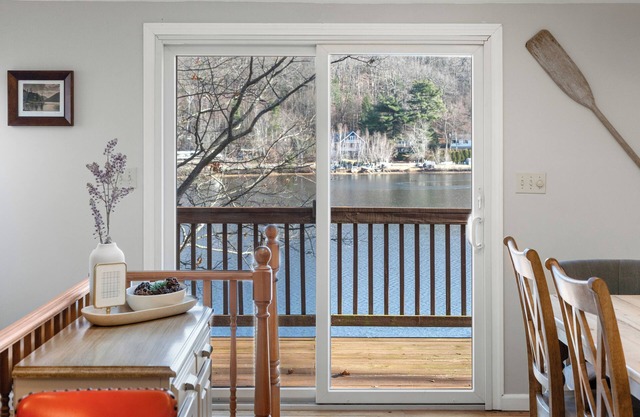 Charming 3-bed Lakehouse with Deck and Beach