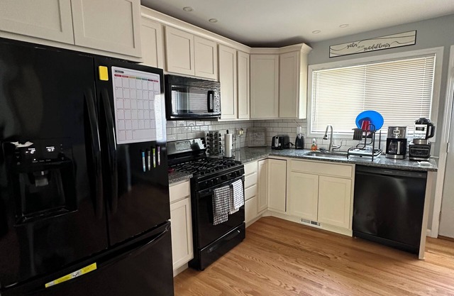 Charming 3-bedroom house in lovely Dearborn Heights with AC, WiFi, utilities