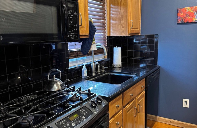 Charming 3-bedroom house with AC, WiFi in serene Dearborn Heights