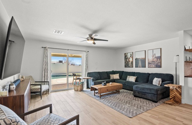 Charming 3-bedroom desert oasis with a pool!