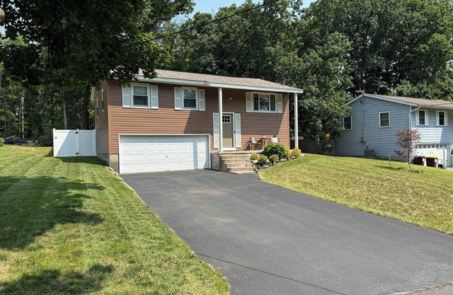 Charming 3-bedroom house in Saratoga Springs close to The Race Track and SPAC