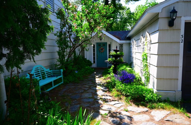 Charming 3-bedroom house in Saratoga Springs, minutes from race course.