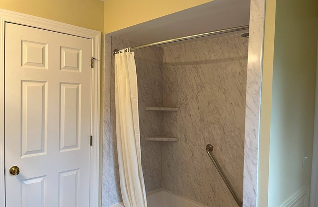 Charming 3-bedroom house with AC and WiFi in wonderful Rochester Hills