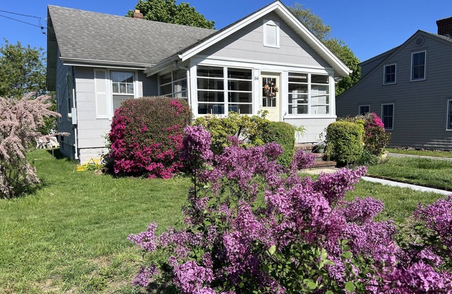Charming 3-Bedroom Beach Cottage, Steps to Beach in Long Island's Wine Region.