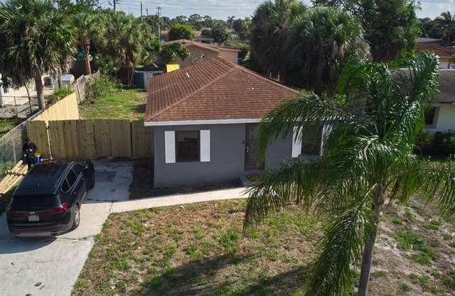 Charming 3-bedroom house with AC, WiFi in lovely West Palm Beach