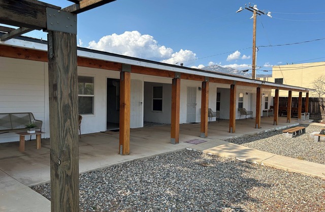 Charming 3-bedroom house near Lake, river and hiking trails.