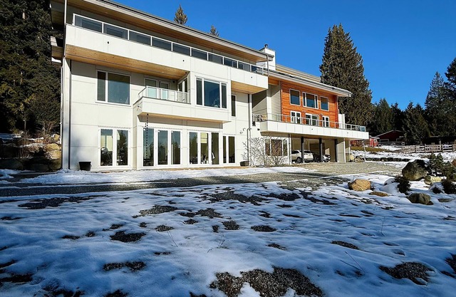 Charming 3-bedroom house in marvelous Roberts Creek with WiFi
