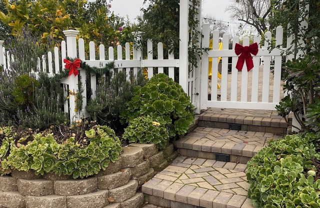 Charming 3-bedroom cottage in enchanting Citrus Heights with AC, WiFi