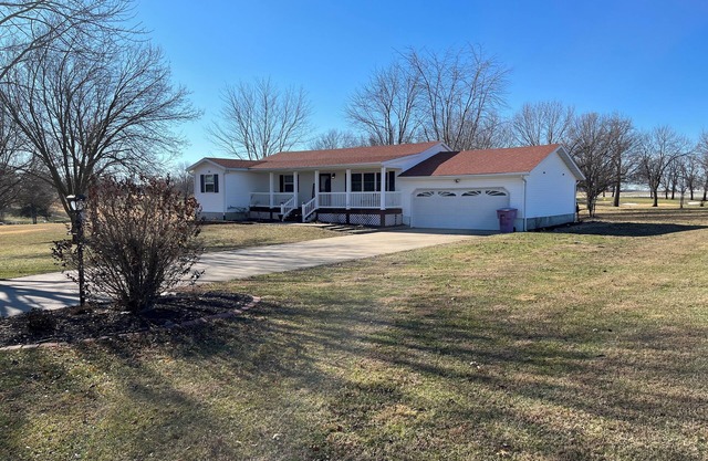 Charming 3-bedroom house with WiFi and AC in nice New Bloomfield MO.